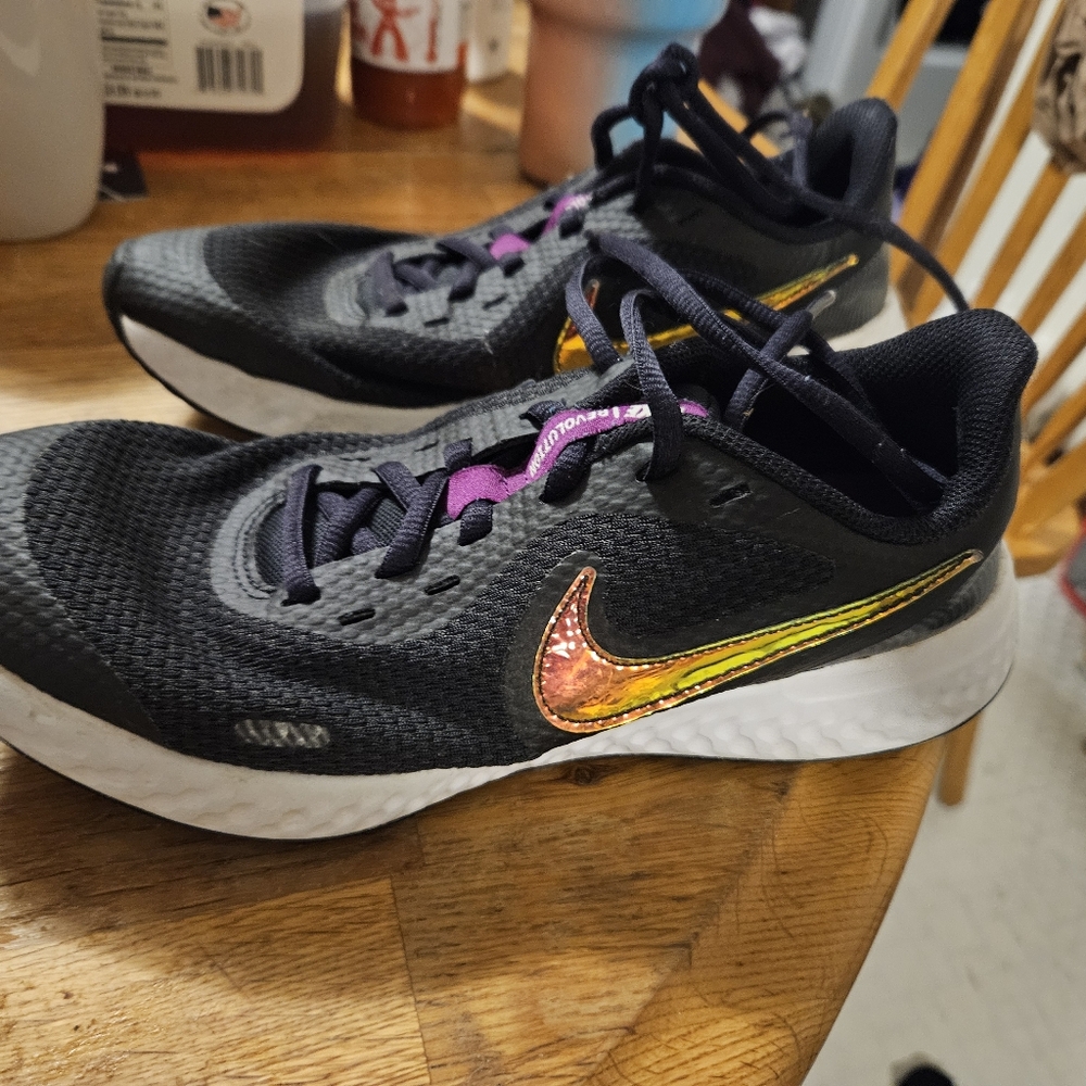 Like New Nike Big Kids Girls size 5.5 Revolution Tennis shoes